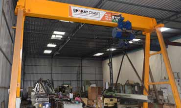 Heavy-duty gantry crane for efficient material handling and lifting in industrial applications.